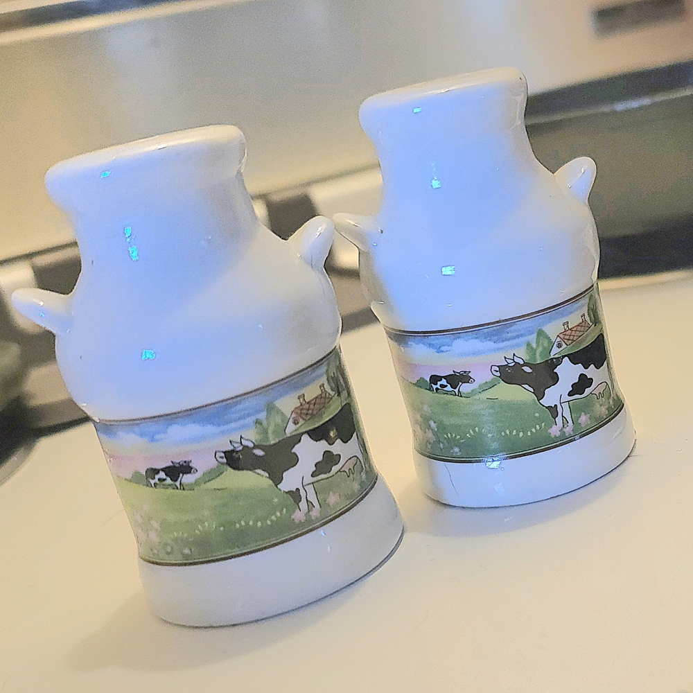 vintage ceramic salt and pepper shaker set. - Picture 6 of 6